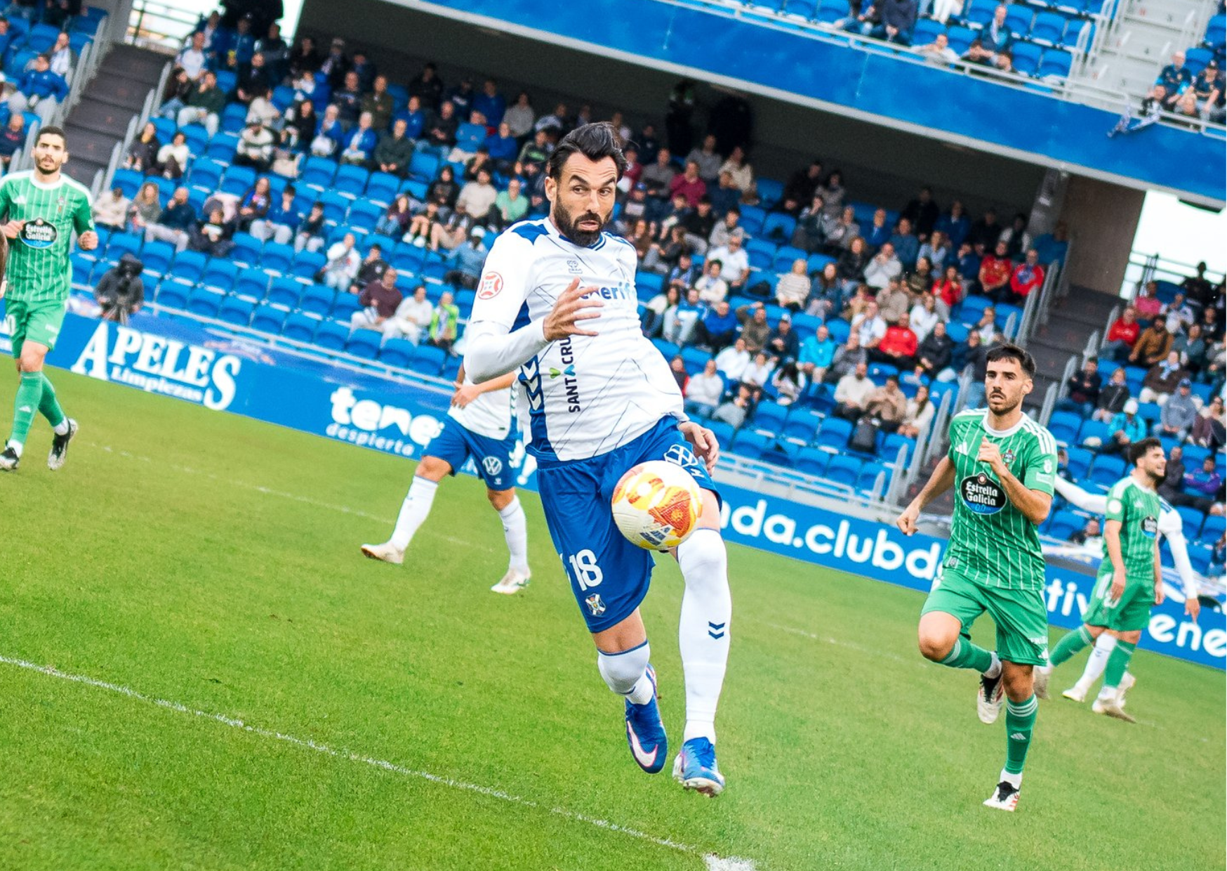 Gallego controla un balón en el área (CD TENERIFE).