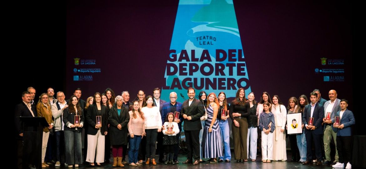 Imagen final de la gala con los premiados (CEDIDA)