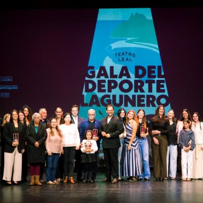 Imagen final de la gala con los premiados (CEDIDA)