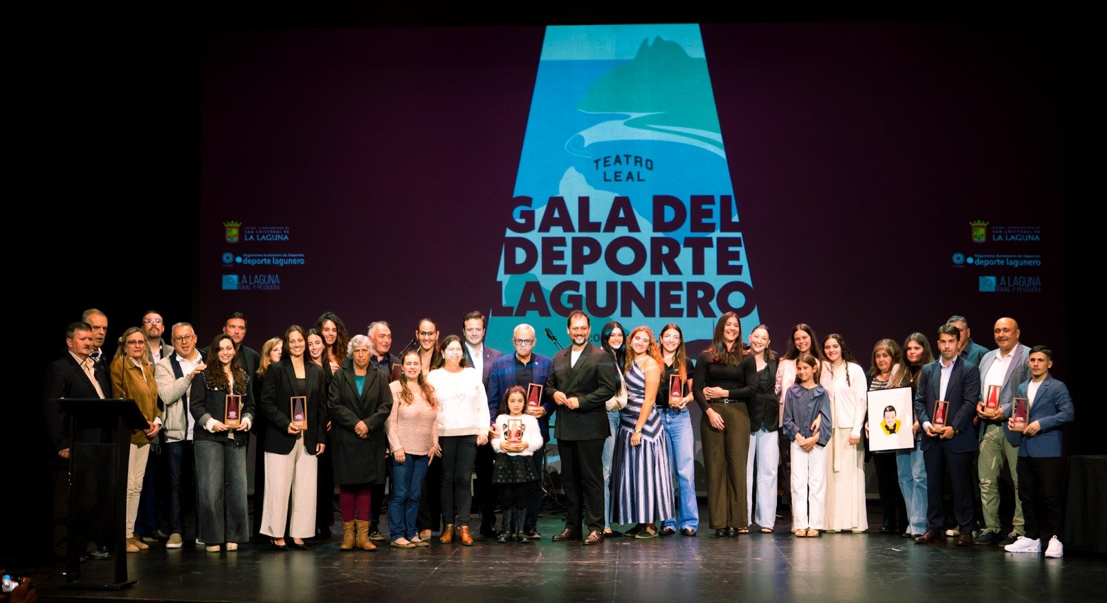 Imagen final de la gala con los premiados (CEDIDA)