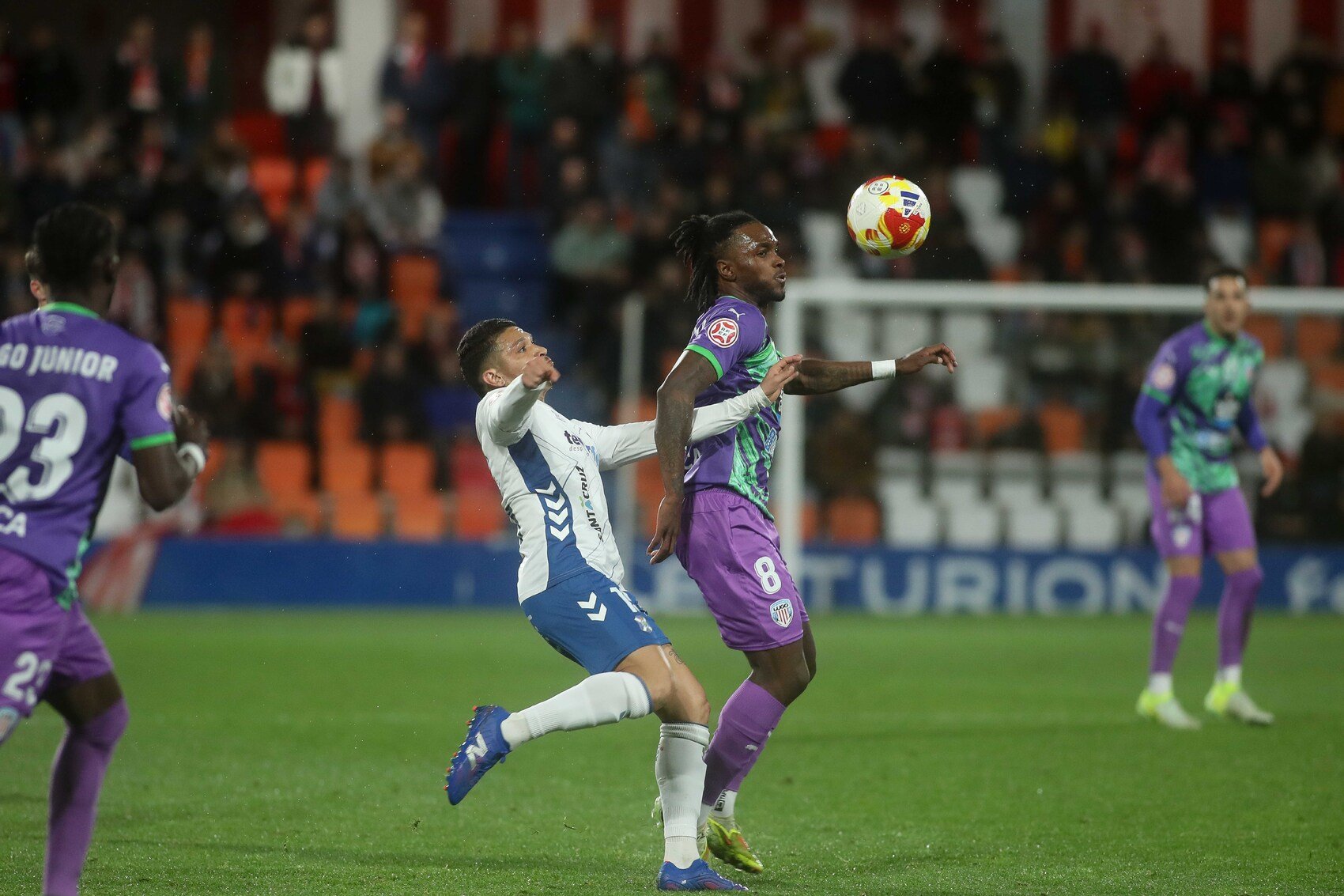 Fabricio presionando a Balboa, jugador del Lugo (CD Tenerife)