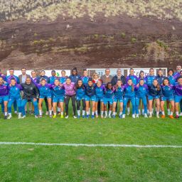 La plantilla posa junto a Fernando Clavijo (@CDTFemenino)