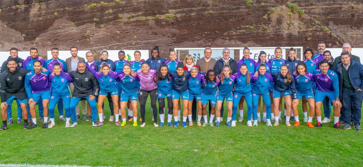 La plantilla posa junto a Fernando Clavijo (@CDTFemenino)
