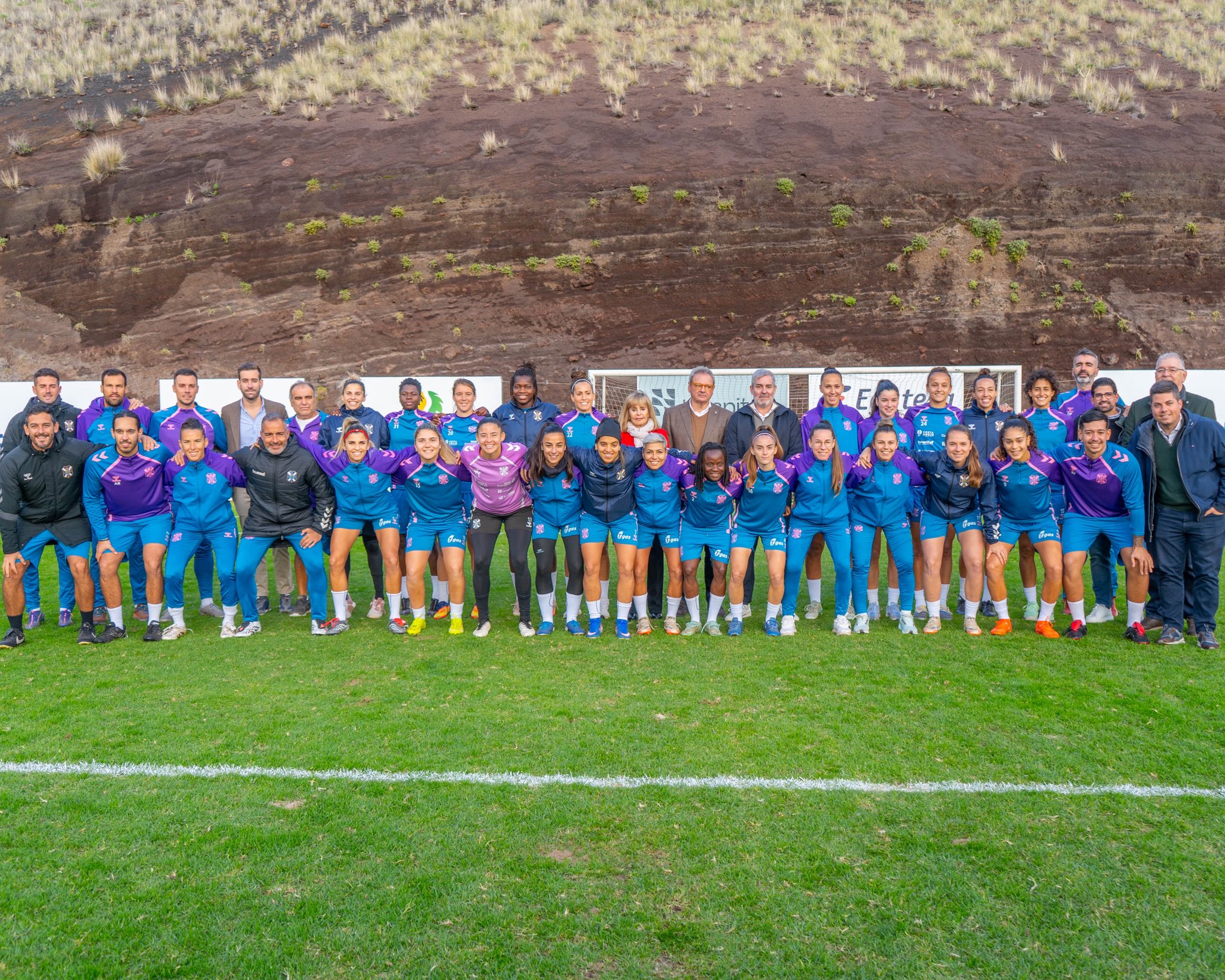 La plantilla posa junto a Fernando Clavijo (@CDTFemenino)