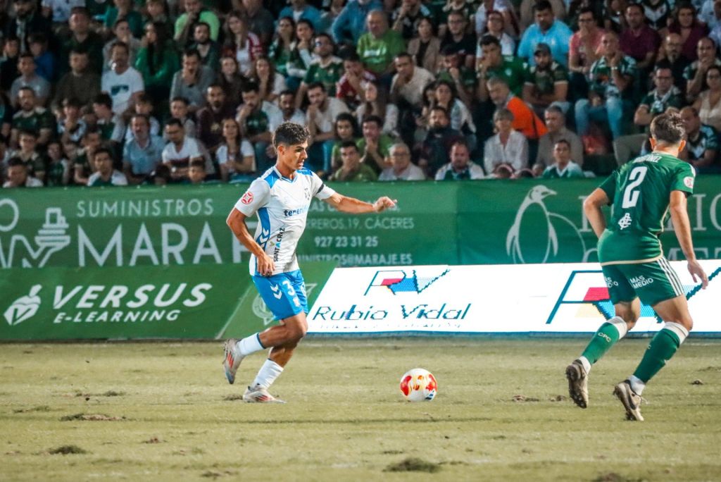 Ander Zoilo ante el Cacereño (CD TENERIFE)