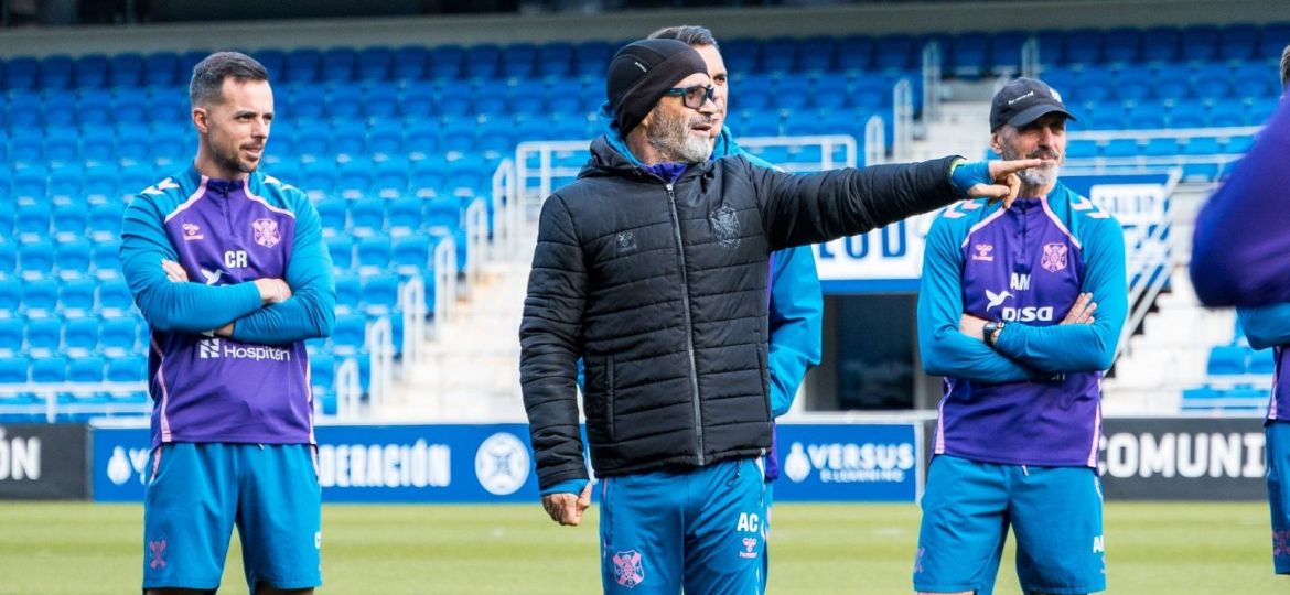 Álvaro Cervera dirigiendo un entrenamiento (CD TENERIFE)