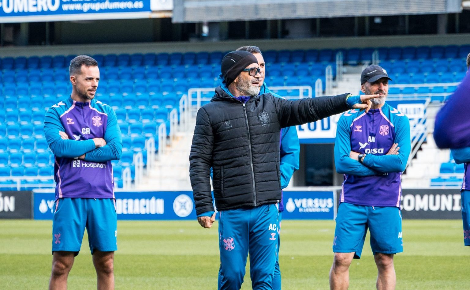Álvaro Cervera dirigiendo un entrenamiento (CD TENERIFE)