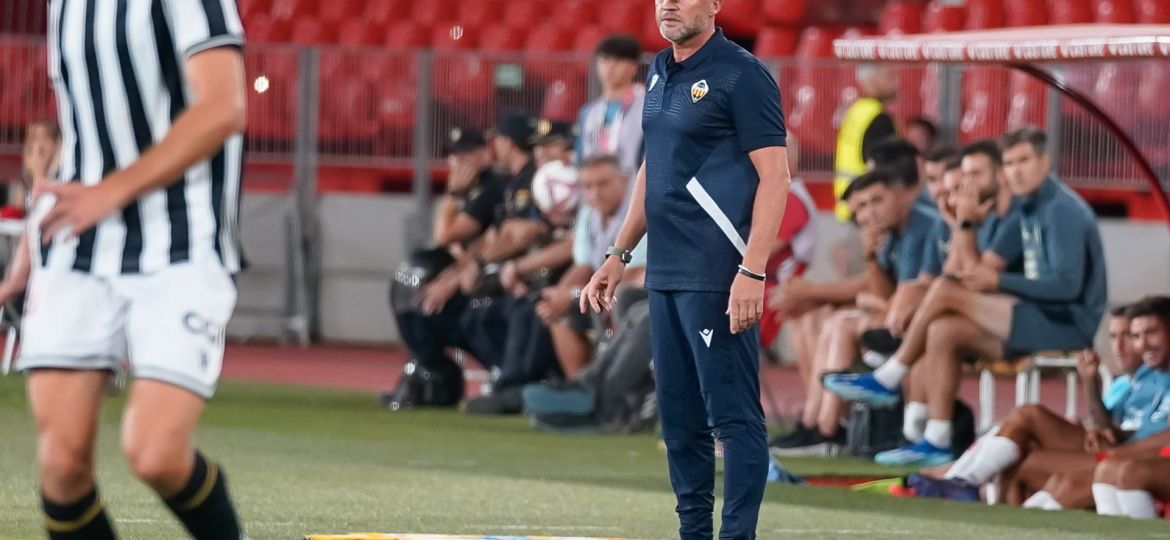 Dick Schreuder dirigiendo a su equipo desde el área técnica (CEDIDA)
