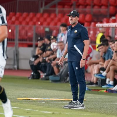 Dick Schreuder dirigiendo a su equipo desde el área técnica (CEDIDA)