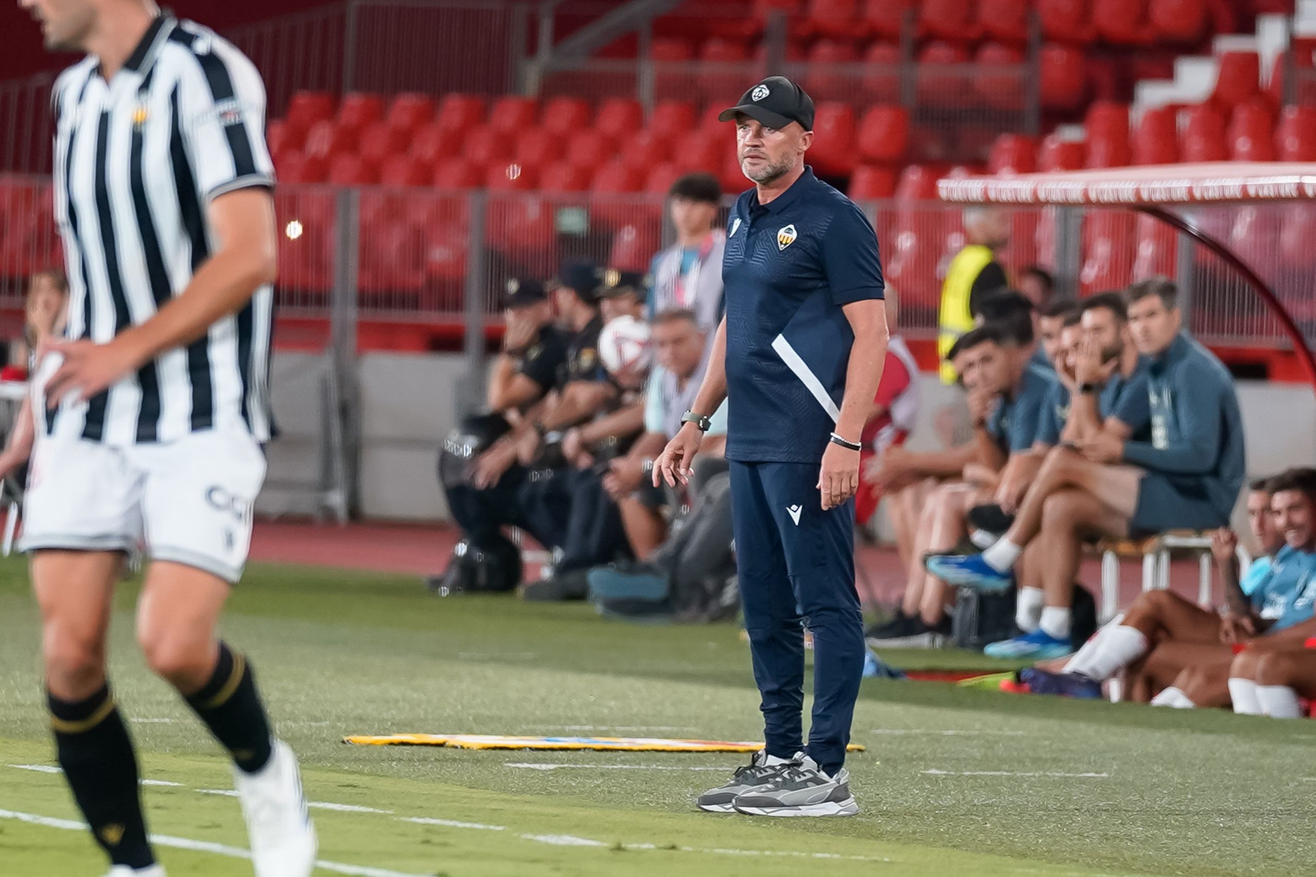 Dick Schreuder dirigiendo a su equipo desde el área técnica (CEDIDA)