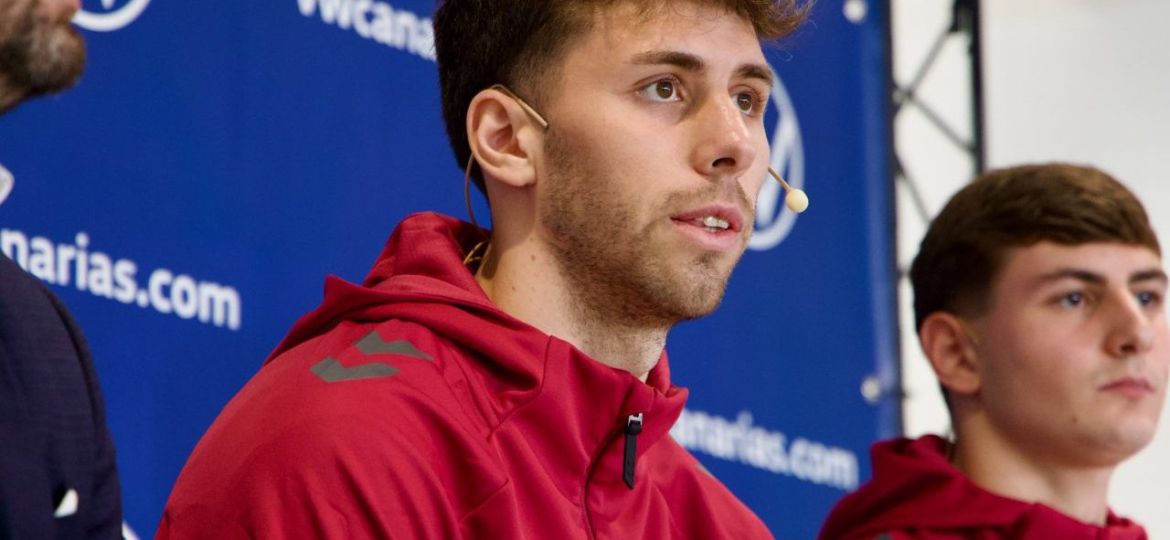 Gastón Valles en su presentación (CD TENERIFE)