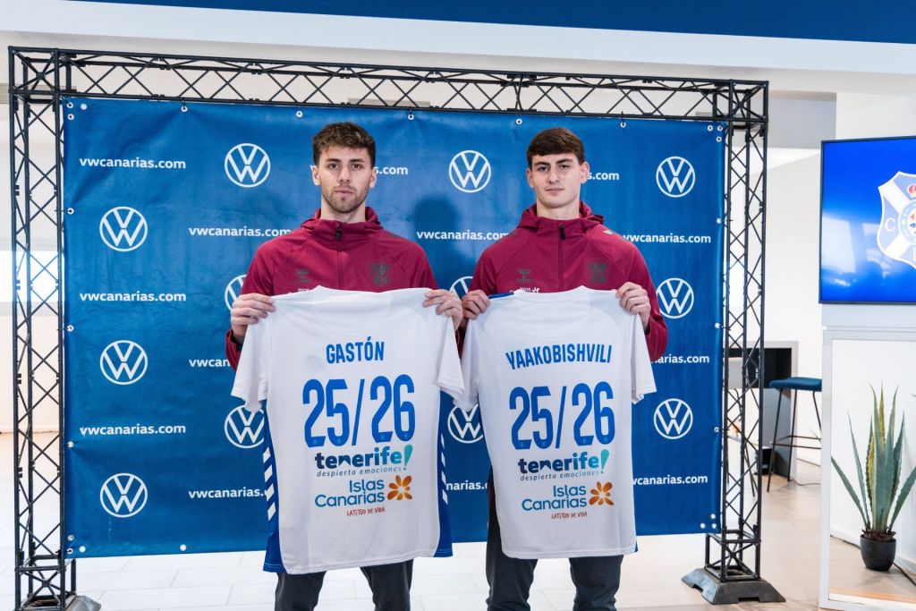 Gastón y Antal en su presentación como blanquiazules (CDTENERIFE)|Dorsales oficiales 25/26 (CD Tenerife)