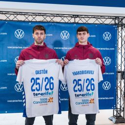 Gastón y Antal en su presentación como blanquiazules (CDTENERIFE)|Dorsales oficiales 25/26 (CD Tenerife)