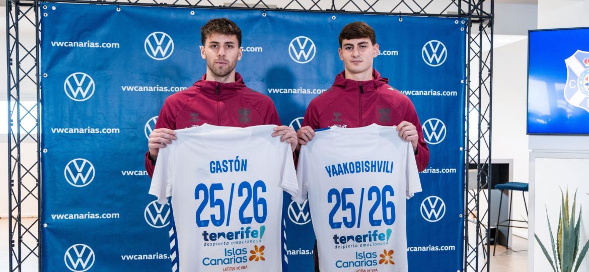 Gastón y Antal en su presentación como blanquiazules (CDTENERIFE)|Dorsales oficiales 25/26 (CD Tenerife)