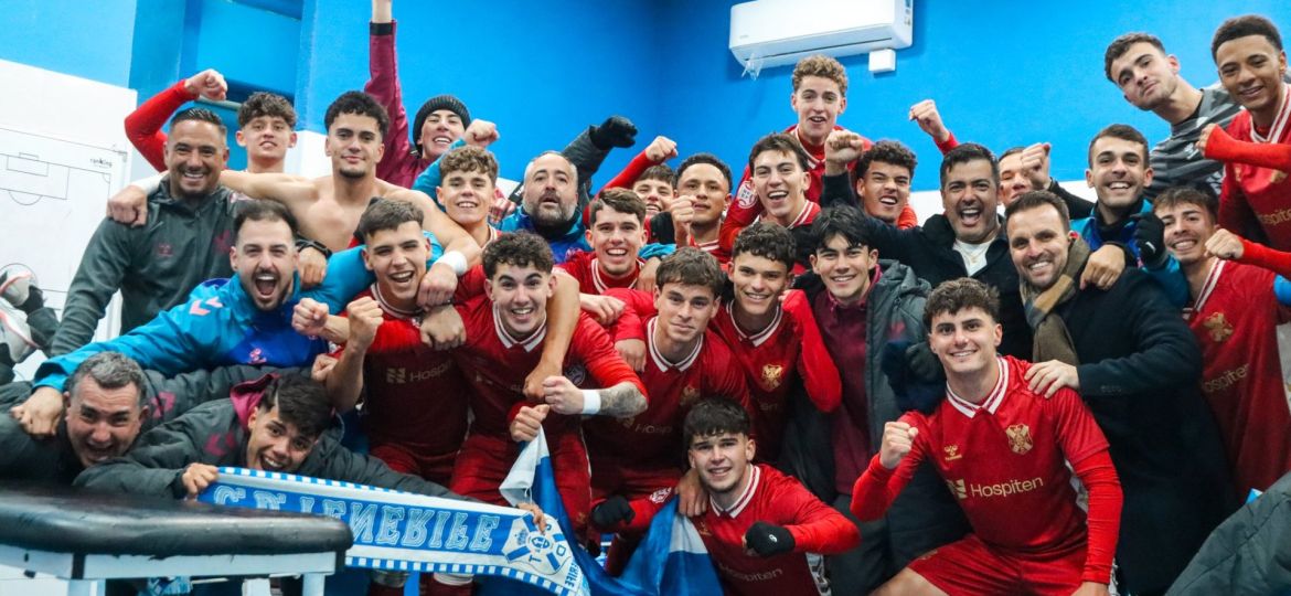 Rayco y Ayoze en el vestuario tras la victoria del juvenil (CD TENERIFE)|