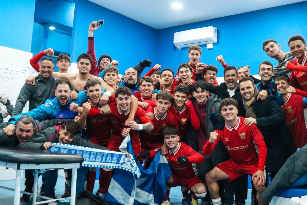 Rayco y Ayoze en el vestuario tras la victoria del juvenil (CD TENERIFE)