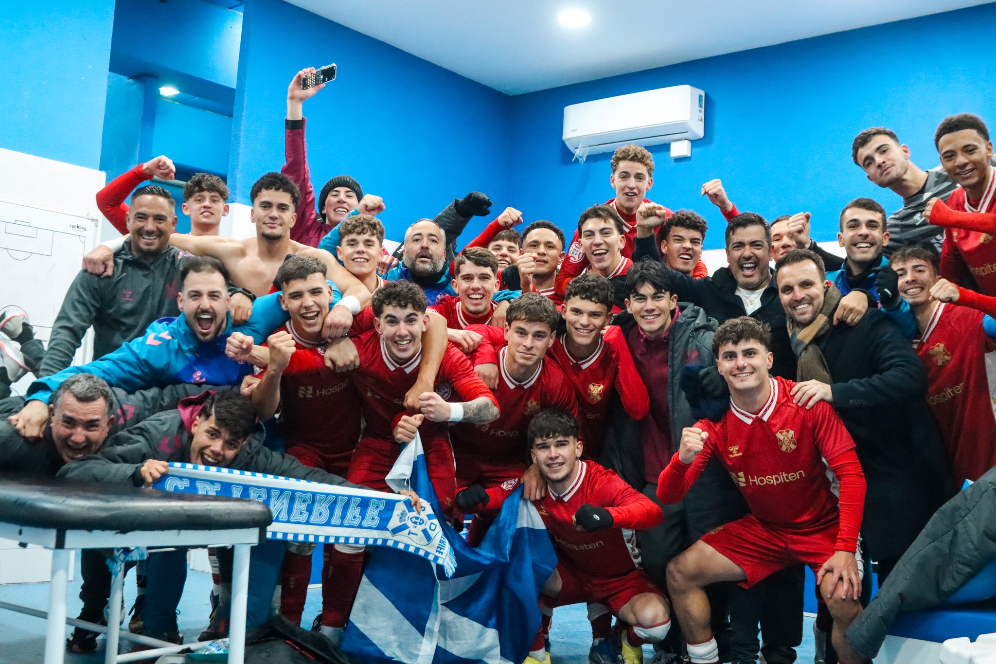 Rayco y Ayoze en el vestuario tras la victoria del juvenil (CD TENERIFE)
