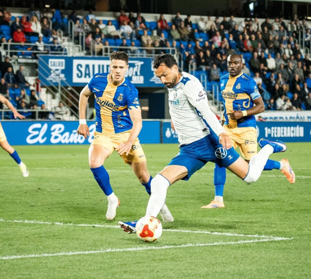 Gallego busca el tiro (CD TENERIFE).
