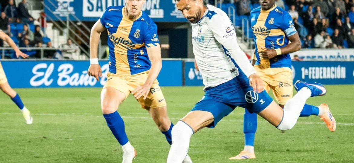 Gallego busca el tiro (CD TENERIFE).