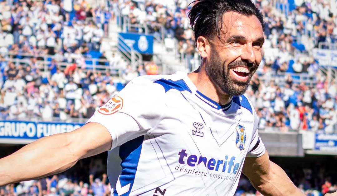 Gallego celebra uno de sus goles al Guadalajara (Primera RFEF)