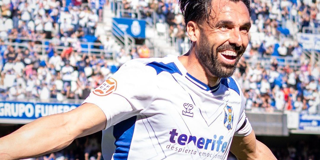 Gallego celebra uno de sus goles al Guadalajara (Primera RFEF)