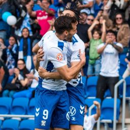 Gallego y De Miguel celebran un gol (CD TENERIFE).|Gallego y De Miguel celebran el gol al Cacereño (CD TENERIFE)