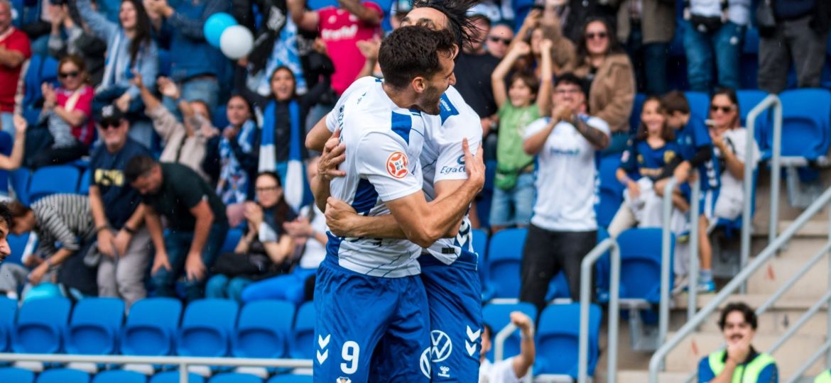 Gallego y De Miguel celebran un gol (CD TENERIFE).|Gallego y De Miguel celebran el gol al Cacereño (CD TENERIFE)