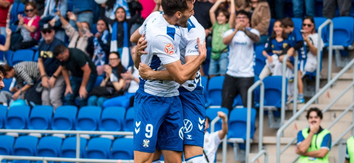 Gallego y De Miguel celebran el gol al Cacereño (CD TENERIFE)