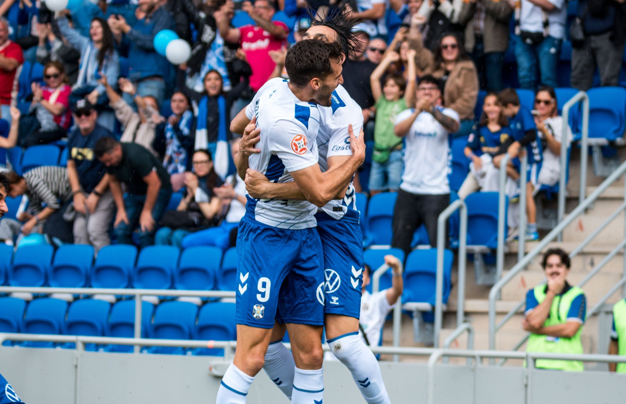 Gallego y De Miguel celebran el gol al Cacereño (CD TENERIFE)