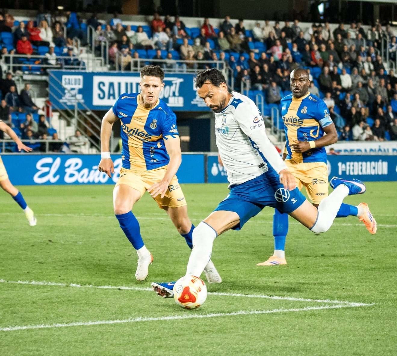 Gallego busca el tiro (CD TENERIFE).