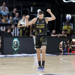 Giedraitis celebra una canasta (EMILIO COBOS - ACB PHOTO)