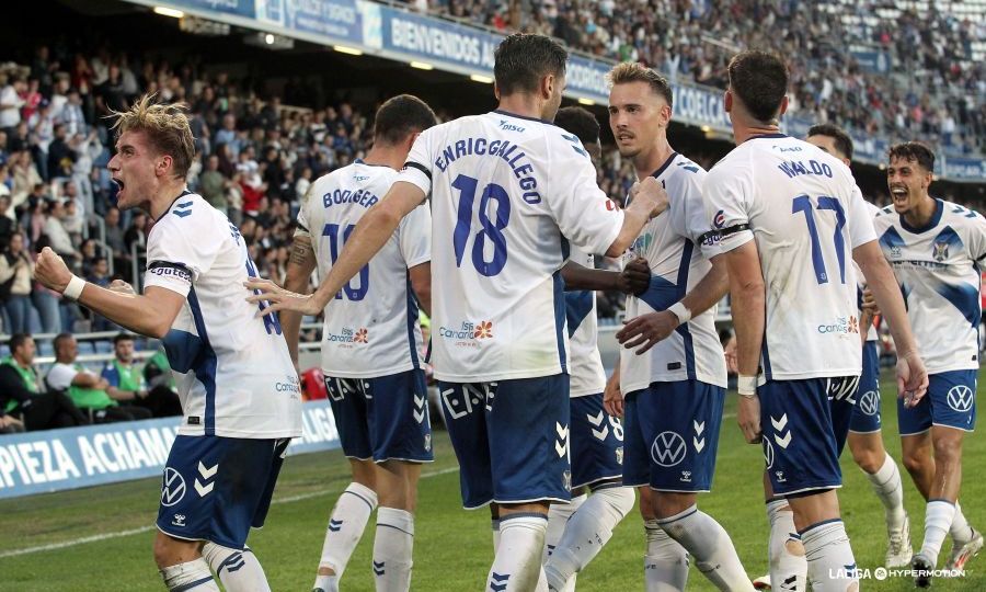 Celebración de uno de los goles (LALIGA).|Cantero celebra su gol al Castellón (CD TENERIFE/SAN ACOSTA).|XI del Tenerife ante el Castellón (CD TENERIFE/SAN ACOSTA).|Los jugadores del Tenerife celebran el 1-0 (LALIGA).|Celebración de uno de los goles (LALIGA).