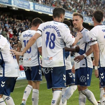 Celebración de uno de los goles (LALIGA).|Cantero celebra su gol al Castellón (CD TENERIFE/SAN ACOSTA).|XI del Tenerife ante el Castellón (CD TENERIFE/SAN ACOSTA).|Los jugadores del Tenerife celebran el 1-0 (LALIGA).|Celebración de uno de los goles (LALIGA).