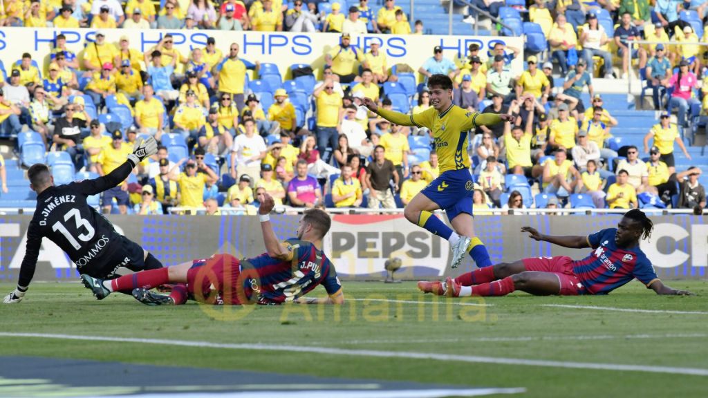 Pedrola dispara y supera a defensas y portero del Huesca