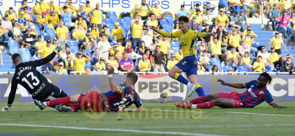 Pedrola dispara y supera a defensas y portero del Huesca