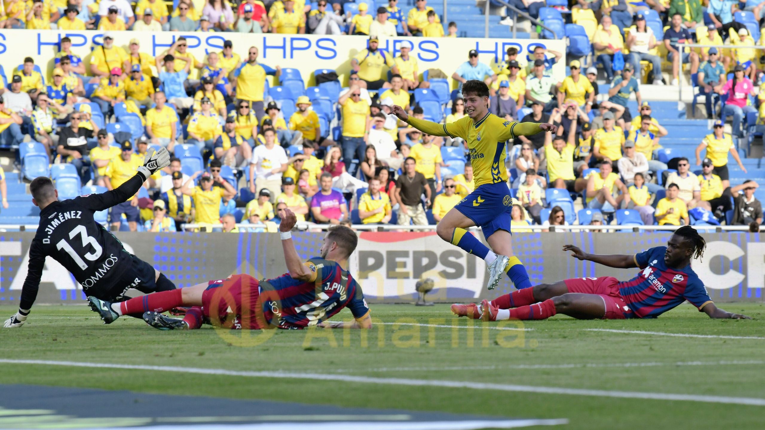 Pedrola dispara y supera a defensas y portero del Huesca, para firmar el 2-1 este domingo (C. Torres / Tinta Amarilla).