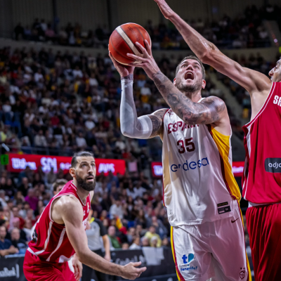 Guerra busca el aro ante la oposición de Shermadini (FIBA).