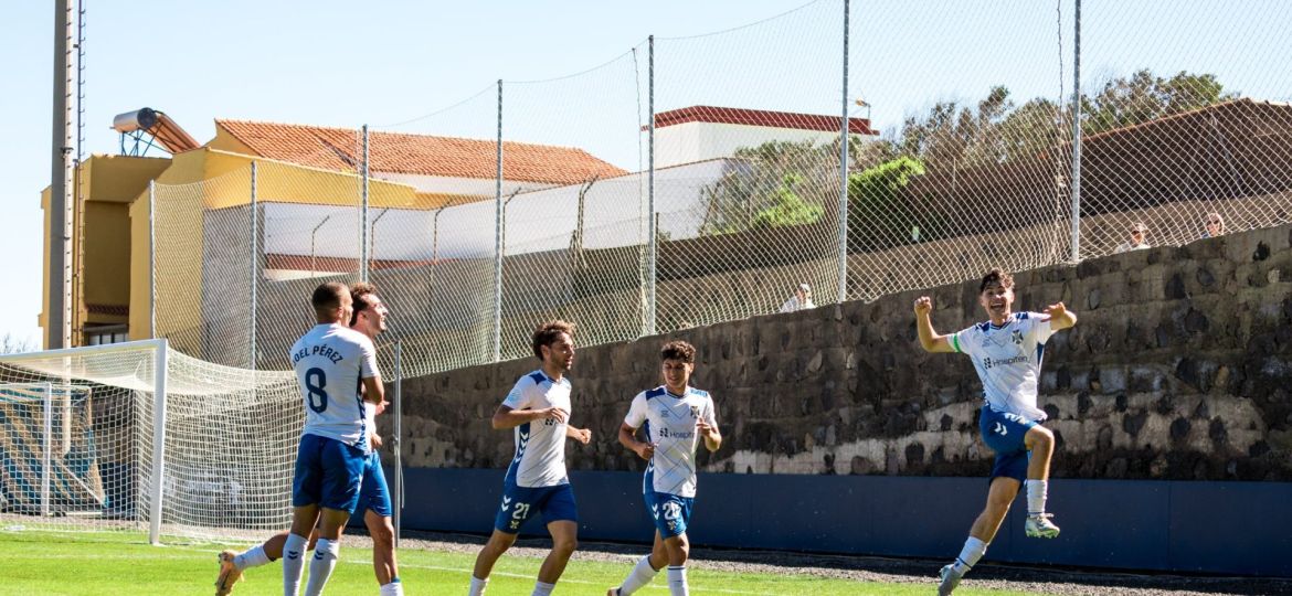 Futbolistas del filial celebrando un tanto (CD TENERIFE B)