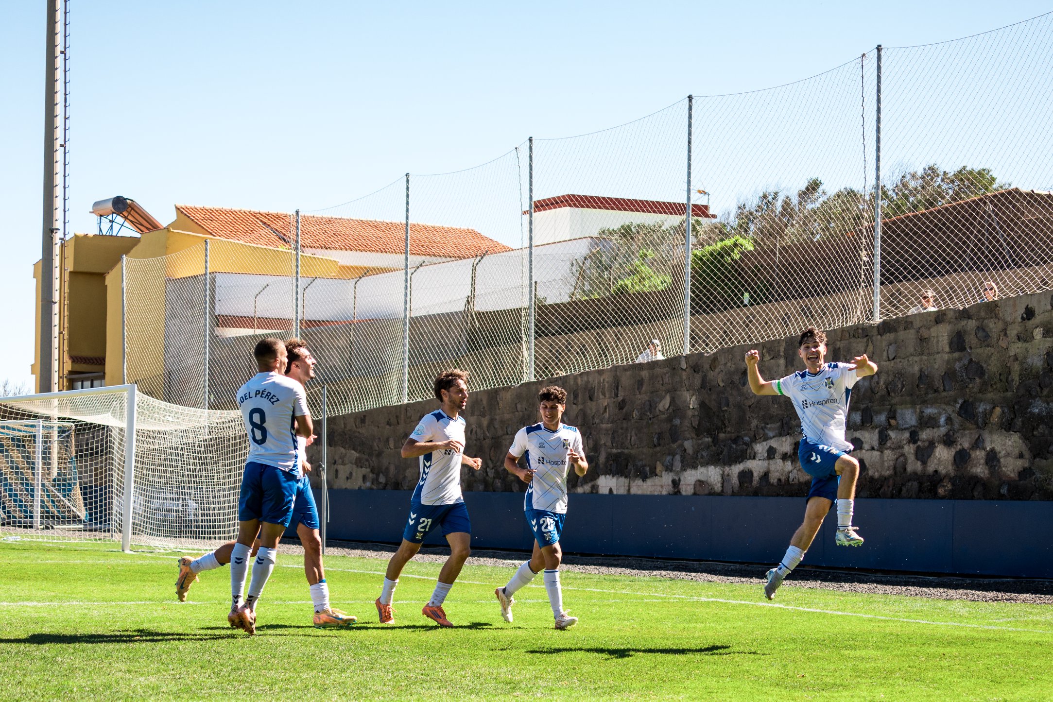 Futbolistas del filial celebrando un tanto (CD TENERIFE B)