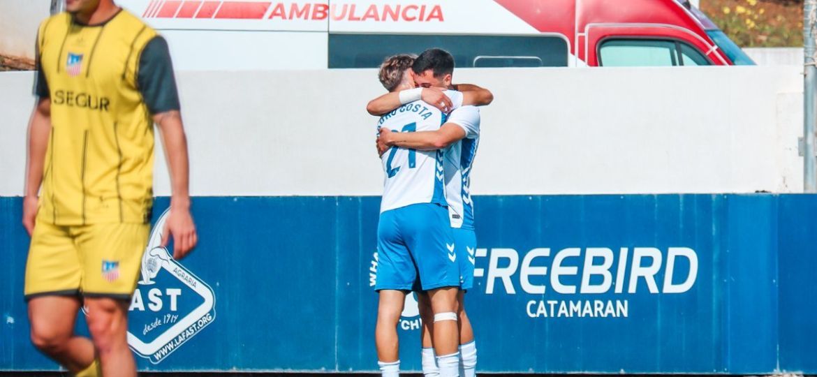 Fran Sabina y Mauro Costa abrazados (CD TENERIFE)