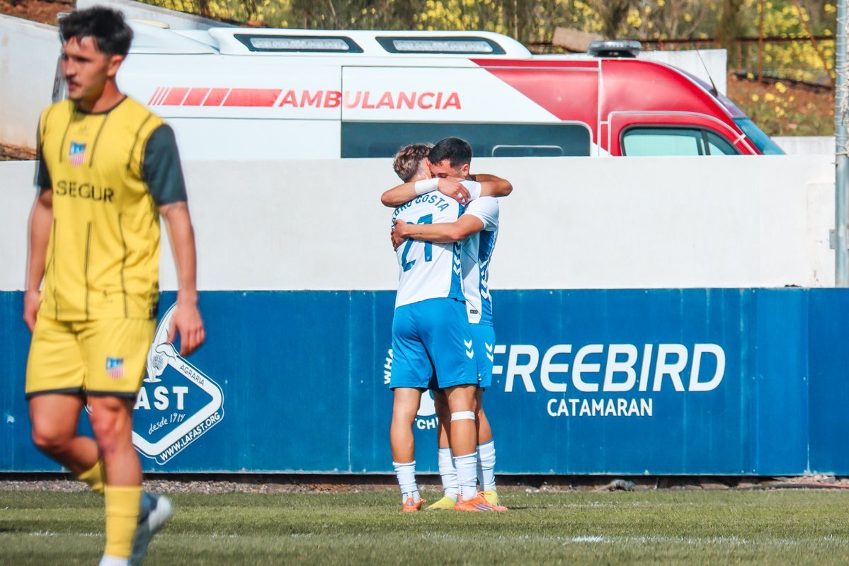 Fran Sabina y Mauro Costa abrazados (CD TENERIFE)