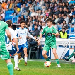 Una acción del partido (@RACINGFERROLSAD).|Alassan