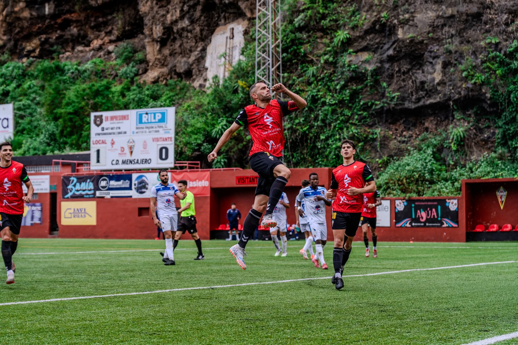 Los jugadores del 'Mensa', celebrando un gol (@CDMENSAJERO).
