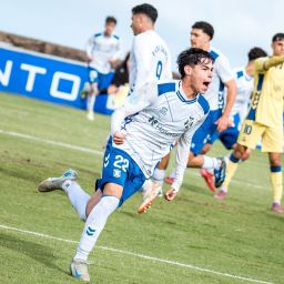 Celebración de uno de los goles en el derbi chico (CD TENERIFE).|Equipos y distancias a recorrer (REINO SEGUNDA RFEF)