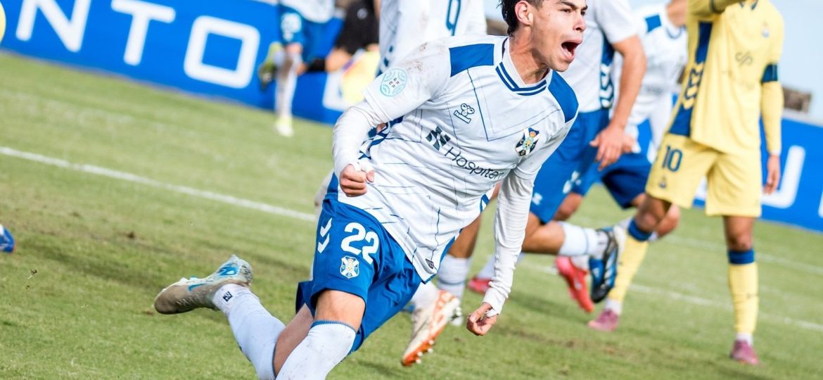 Celebración de uno de los goles en el derbi chico (CD TENERIFE).|Equipos y distancias a recorrer (REINO SEGUNDA RFEF)