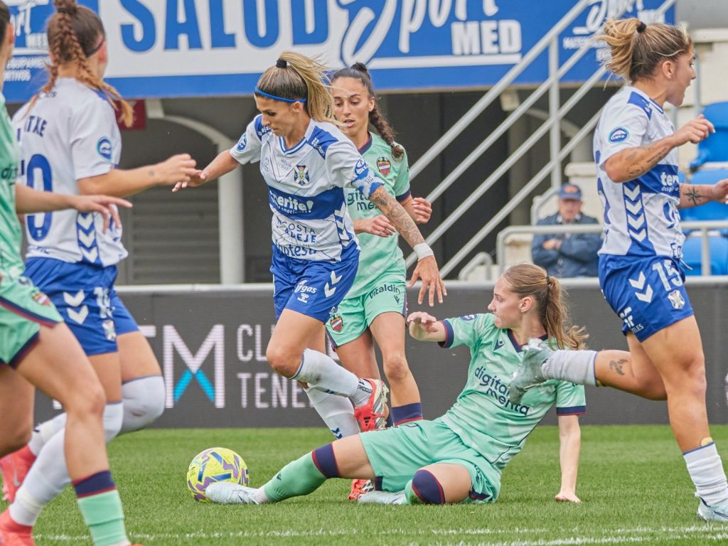 Acción del partido (@CDTFEMENINO).