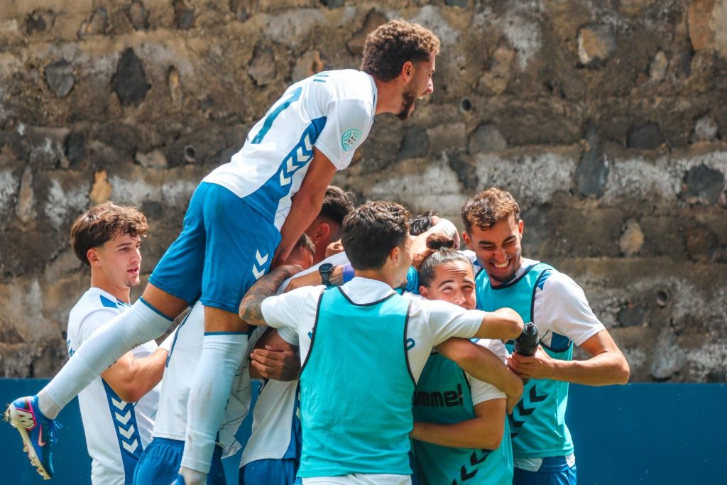 Jugadores del Tenerife B celebrando un gol (CDT)