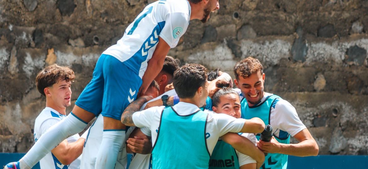 Jugadores del Tenerife B celebrando un gol (CDT)