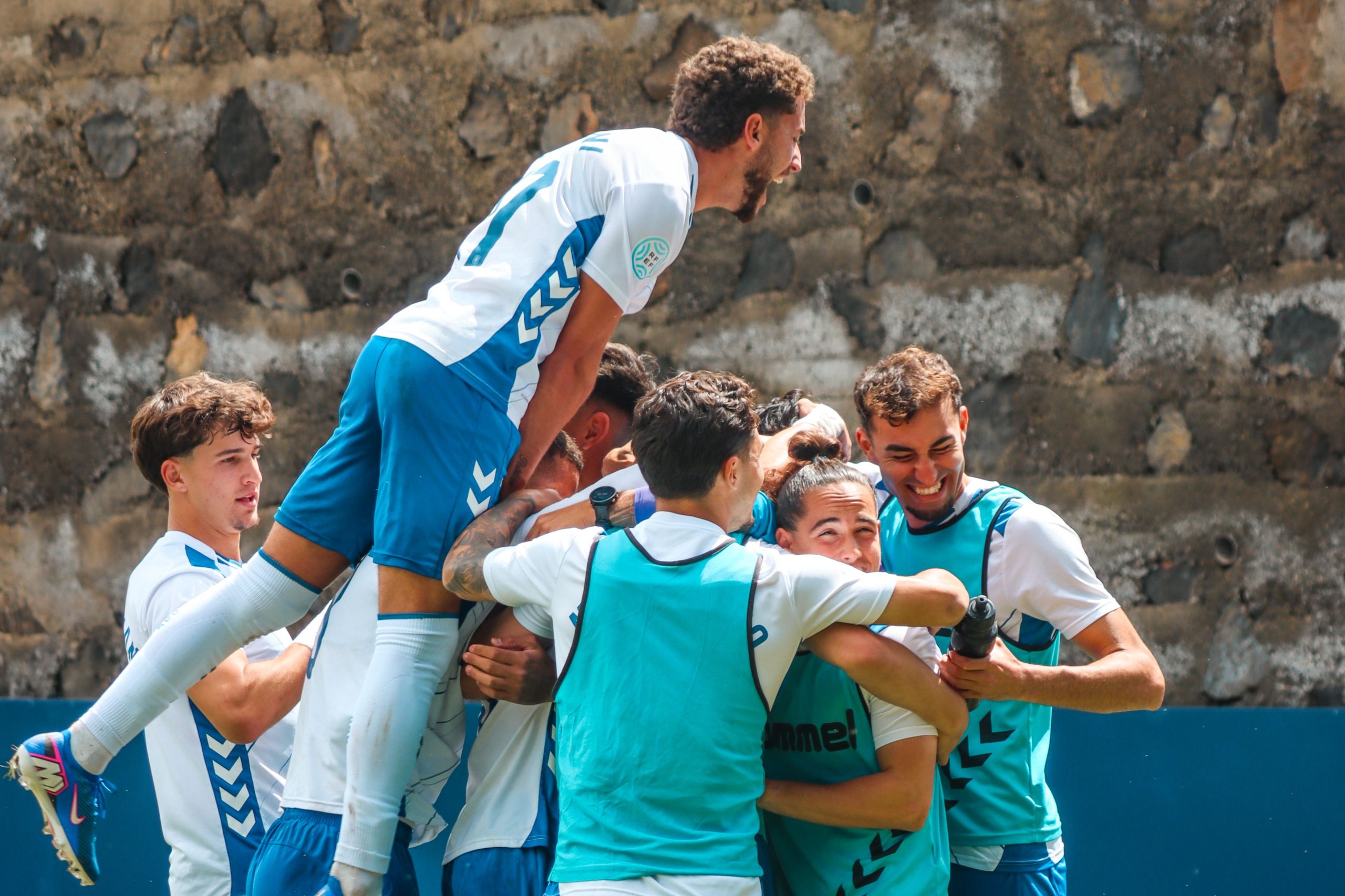 Jugadores del Tenerife B celebrando un gol (CDT)
