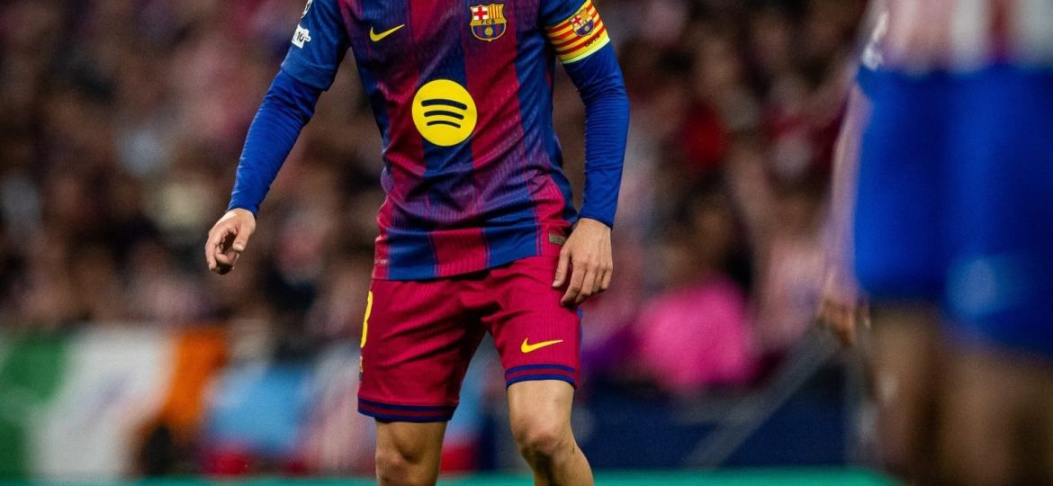 Pedri con el balón en la vuelta de los cuartos de final de la Champions (@FCBARCELONA_ES)